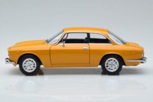 Alfa Romeo 1750 GTV Geel Norev 1:18 187910 Metaal — afbeelding 4 van 7