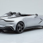 Aston Martin V12 Speedster Zilver GT Spirit 1:18 - image 2 of 6