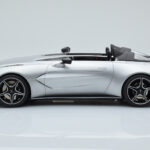 Aston Martin V12 Speedster Zilver GT Spirit 1:18 - image 3 of 6