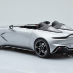 Aston Martin V12 Speedster Zilver GT Spirit 1:18 - image 5 of 6