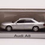 Audi A8 D2 Zilver Groene Streep Minichamps 1:43 - image 4 of 4
