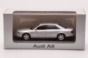 Audi A8 D2 Zilver Groene Streep Minichamps 1:43 AUDI-264455 Metaal — afbeelding 4 van 4