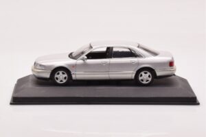 Audi A8 D2 Zilver Groene Streep Minichamps 1:43