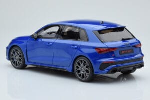Audi RS3 8Y Sportback Performance Edition Nagaro Blauw GT Spirit 1:18 GT884 Hars — afbeelding 4 van 5