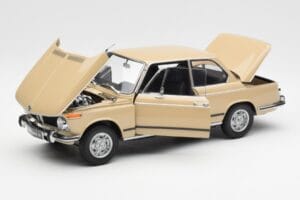 BMW 2002 Ti E10 Sahara Beige Kyosho 1:18 08541BG Metaal — afbeelding 2 van 8