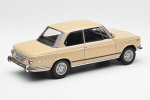 BMW 2002 Ti E10 Sahara Beige Kyosho 1:18 08541BG Metaal — afbeelding 3 van 8
