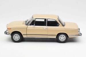 BMW 2002 Ti E10 Sahara Beige Kyosho 1:18 08541BG Metaal — afbeelding 4 van 8