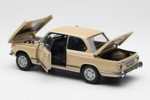 BMW 2002 Ti E10 Sahara Beige Kyosho 1:18 08541BG Metaal — afbeelding 5 van 8