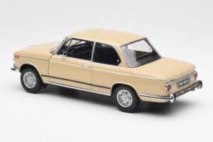 BMW 2002 Ti E10 Sahara Beige Kyosho 1:18 08541BG Metaal — afbeelding 7 van 8
