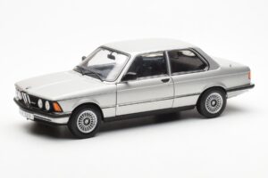 BMW 323i E21 Aspen Zilver AUTOart 1:18 80430433552