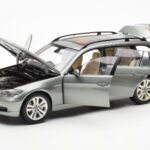 BMW 330i E91 Touring Grijs Metallic Kyosho 1:18 - image 2 of 8