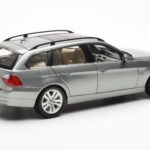 BMW 330i E91 Touring Grijs Metallic Kyosho 1:18 - image 3 of 8