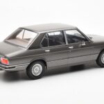 BMW 520i E28 Grijs MCG 1:18 - image 2 of 6
