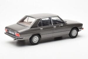 BMW 520i E28 Grijs MCG 1:18 MCG18121 Metaal — afbeelding 2 van 6