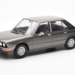 BMW 520i E28 Grijs MCG 1:18
