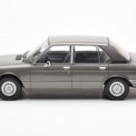 BMW 520i E28 Grijs MCG 1:18 - image 3 of 6