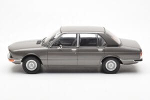 BMW 520i E28 Grijs MCG 1:18 MCG18121 Metaal — afbeelding 3 van 6