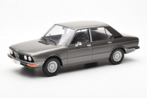 BMW 520i E28 Grijs MCG 1:18 MCG18121
