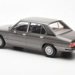 BMW 520i E28 Grijs MCG 1:18 - image 5 of 6