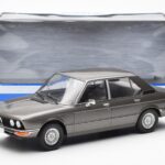 BMW 520i E28 Grijs MCG 1:18 - image 6 of 6