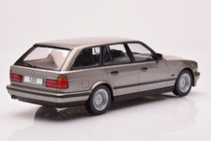 BMW 530i E34 Touring Grijs Metallic MCG 1:18 MCG18330 Metaal — afbeelding 2 van 6