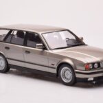 BMW 530i E34 Touring Grijs Metallic MCG 1:18 - image 4 of 6