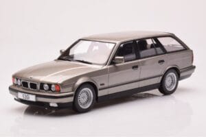 BMW 530i E34 Touring Grijs Metallic MCG 1:18 MCG18330