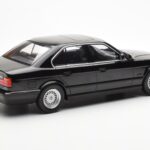 BMW 540i E34 Zwart Metallic MCG 1:18 - image 2 of 6