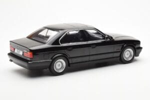 BMW 540i E34 Zwart Metallic MCG 1:18 MCG18157 Metaal — afbeelding 2 van 6