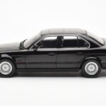 BMW 540i E34 Zwart Metallic MCG 1:18 - image 3 of 6