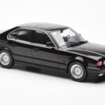 BMW 540i E34 Zwart Metallic MCG 1:18 - image 4 of 6