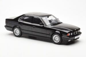 BMW 540i E34 Zwart Metallic MCG 1:18 MCG18157 Metaal — afbeelding 4 van 6