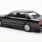 BMW 540i E34 Zwart Metallic MCG 1:18 - image 5 of 6