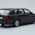 BMW 540i E34 Touring Zwart Metallic MCG 1:18 - image 2 of 6