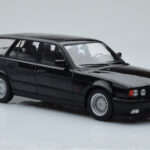 BMW 540i E34 Touring Zwart Metallic MCG 1:18 - image 4 of 6