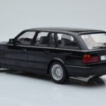 BMW 540i E34 Touring Zwart Metallic MCG 1:18 - image 5 of 6
