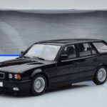 BMW 540i E34 Touring Zwart Metallic MCG 1:18 - image 6 of 6