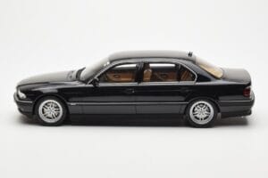 BMW 750iL E38 Zwart Otto 1:18 OT609 Hars — afbeelding 3 van 6
