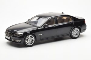 BMW 750Li F02 Facelift Carbon Zwart Kyosho 1:18 08784BK