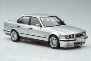 BMW Alpina B10 4.6 E34 Zilver MCG 1:18 MCG18231 Metaal — afbeelding 4 van 5