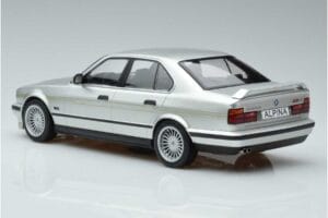 BMW Alpina B10 4.6 E34 Zilver MCG 1:18 MCG18231 Metaal — afbeelding 5 van 5