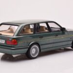 BMW Alpina B10 E34 Touring Donkergroen MCG 1:18 - image 2 of 6