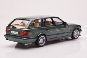 BMW Alpina B10 E34 Touring Donkergroen MCG 1:18 MCG18331 Metaal — afbeelding 2 van 6