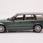 BMW Alpina B10 E34 Touring Donkergroen MCG 1:18 - image 3 of 6