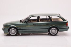BMW Alpina B10 E34 Touring Donkergroen MCG 1:18 MCG18331 Metaal — afbeelding 3 van 6