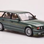BMW Alpina B10 E34 Touring Donkergroen MCG 1:18 - image 4 of 6