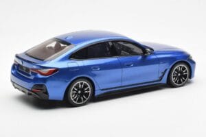 BMW i4 M50 G26 Blauw Otto 1:18 OT453 Hars — afbeelding 2 van 6