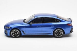 BMW i4 M50 G26 Blauw Otto 1:18 OT453 Hars — afbeelding 3 van 6