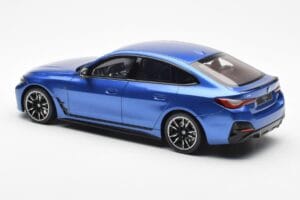 BMW i4 M50 G26 Blauw Otto 1:18 OT453 Hars — afbeelding 5 van 6