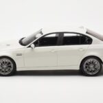 BMW M3 E90 Sedan Wit GT Spirit 1:18 - image 3 of 6